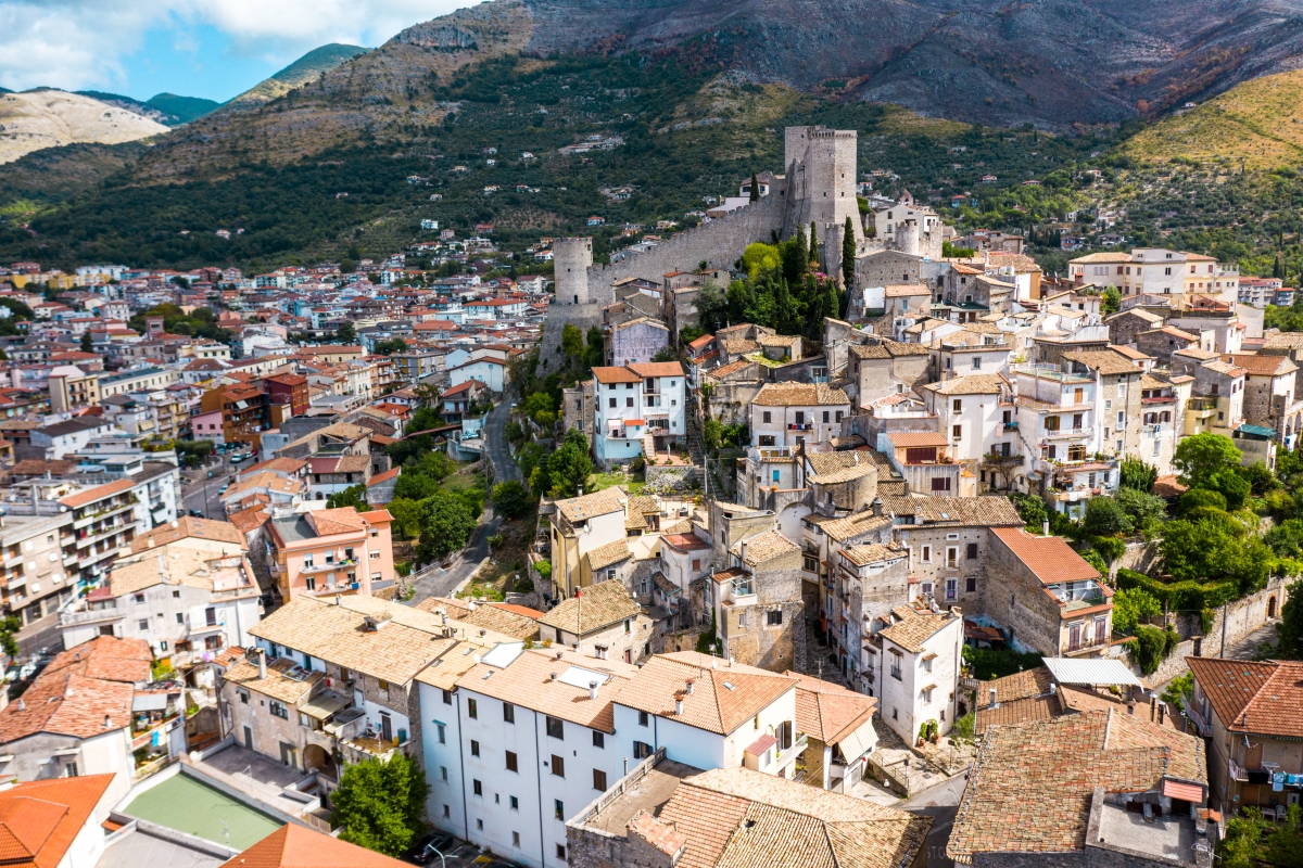 Vista aerea di Itri con il castello che sovrasta l'abitato - ENIT SpA