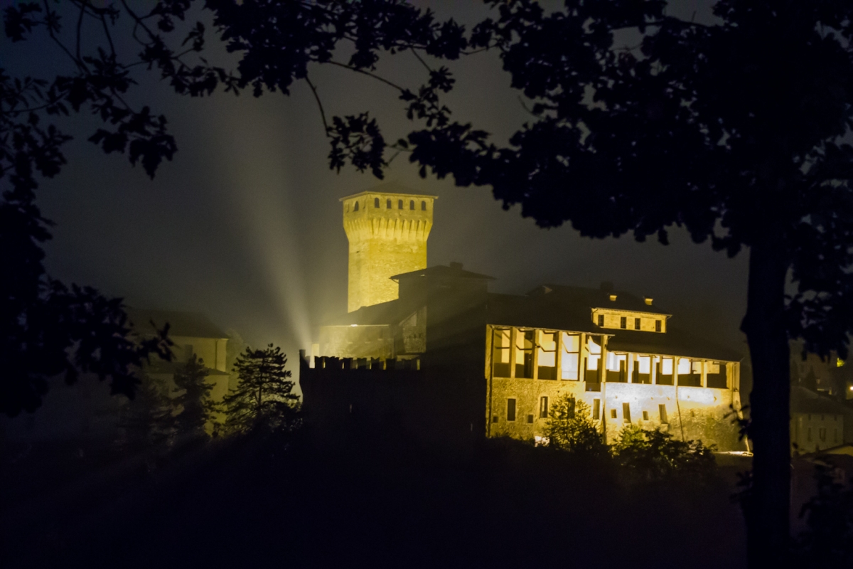 Castello di Levizzano Rangone visto da via Sapiana di notte ver2 - Steqqq