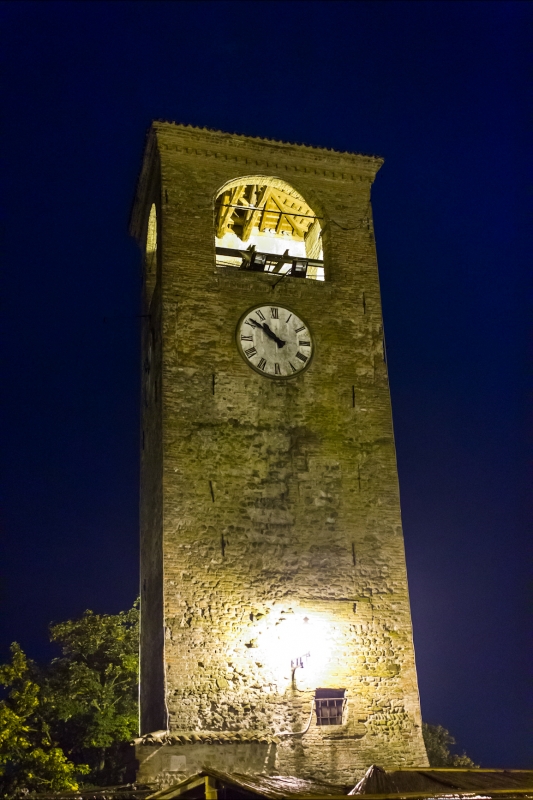 Torre dell'orologio di Castelvetro di Modena di notte ver2 - Steqqq
