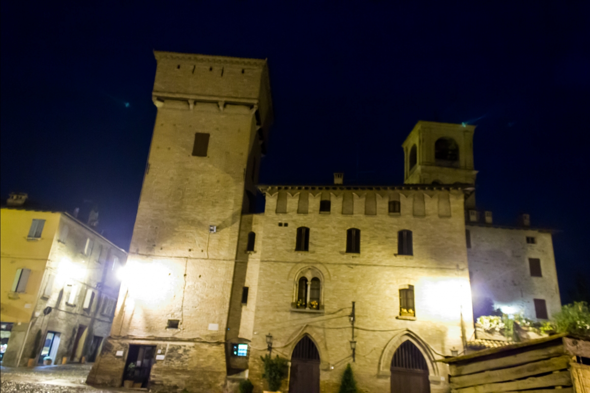 Torre delle Prigioni e Palazzo Rinaldi di Castelvetro di Modena di notte - Steqqq