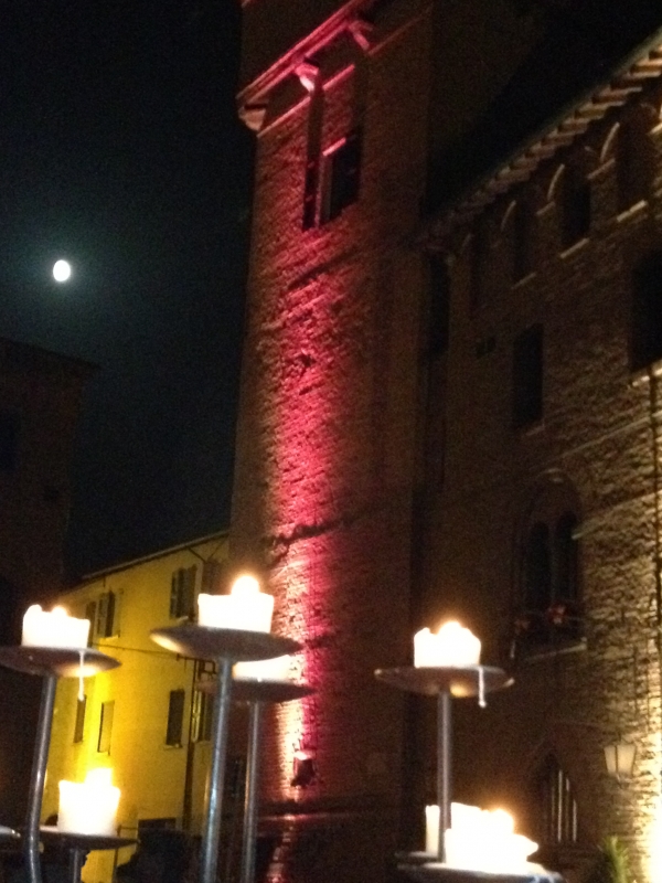 Torre delle prigione con luna e candele - Andrea.ramini