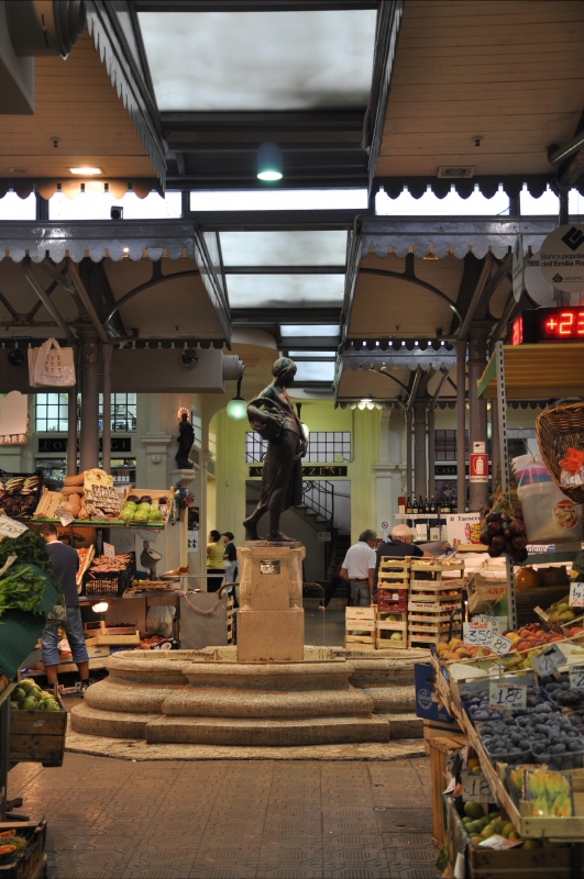 Fontana La portatrice di frutta del Mercato coperto di via Albinelli - Luca Santi