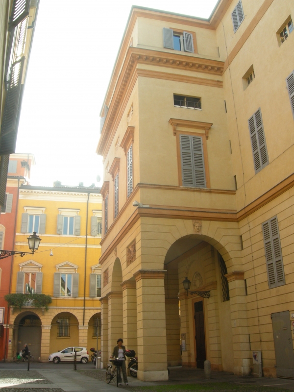 Teatro Comunale, ingresso laterale - Gabriella Borghetto