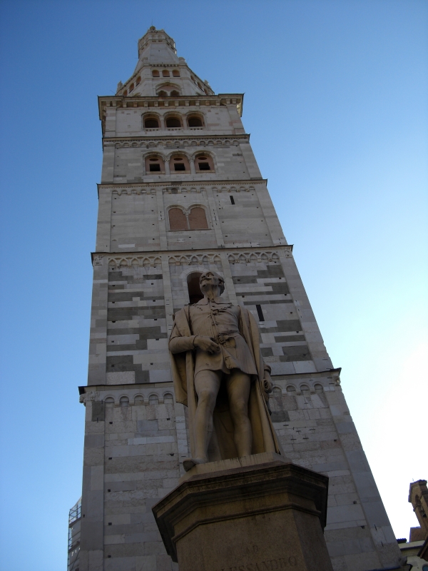 Torre Ghirlandina di Modena dal basso 1 - Matteolel