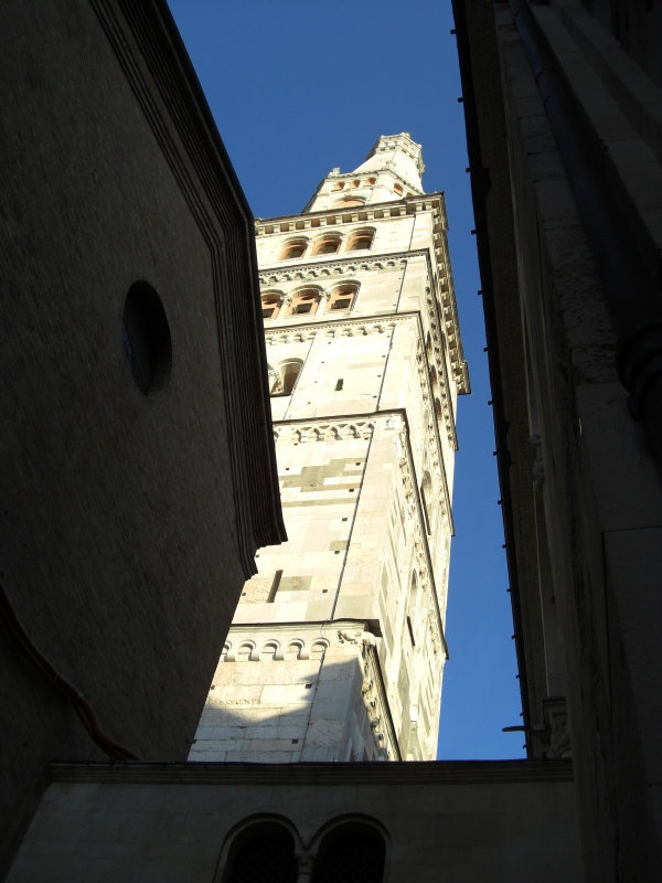 Torre Ghirlandina di Modena dal basso 5 - Matteolel