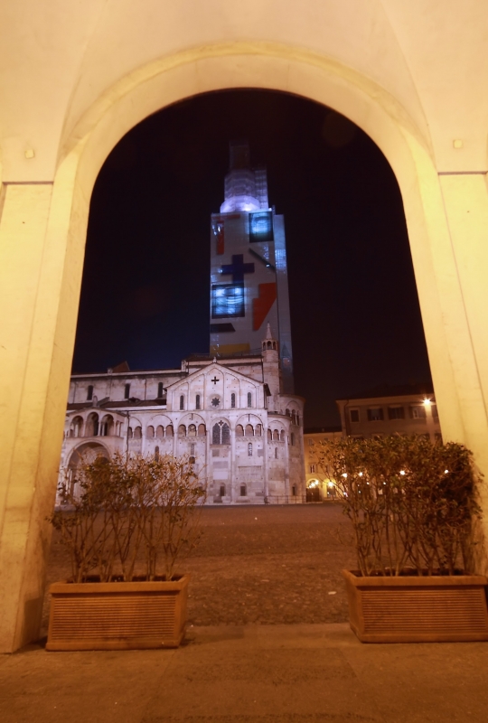 Piazza Grande Duomo e Ghirlandina coperta dal Telo del Paladino - Giandobert