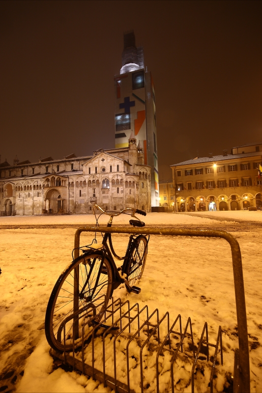 Neve in Piazza Grande Duomo e Ghirlandina coperta dal Telo del Paladino - Giandobert