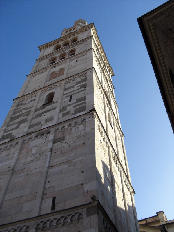 Torre Ghirlandina di Modena dal basso 3 - Matteolel