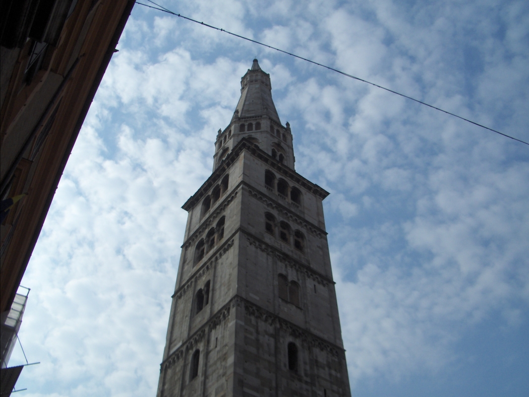 Torre Ghirlandina from Piazza Torre - Alien life form