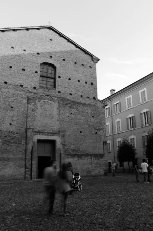 Passaggio davanti alla Chiesa di Santa Maria di Pomposa Modena - BeaDominianni
