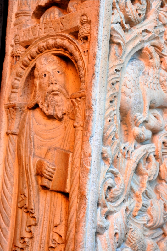 Profeta e decorazione portale centrale - Chiara Salazar Chiesa