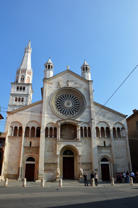 La facciata del Duomo con il caratteristico rosone gotico - Valeriamaramotti