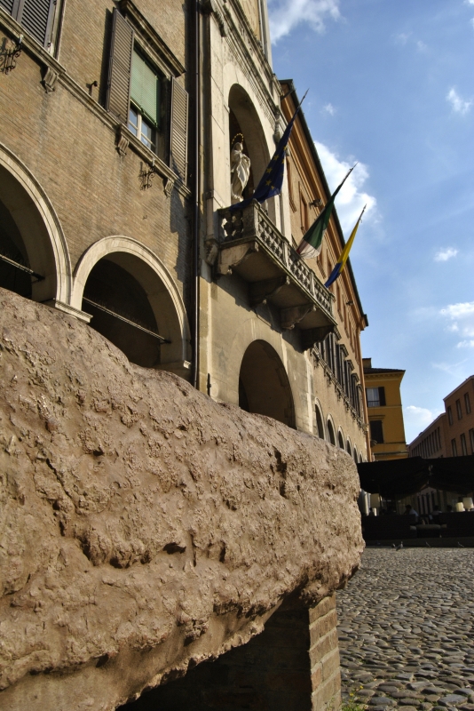 Scorcio del Palazzo Comunale con la Pedra Ringadora - Giorgia Violini