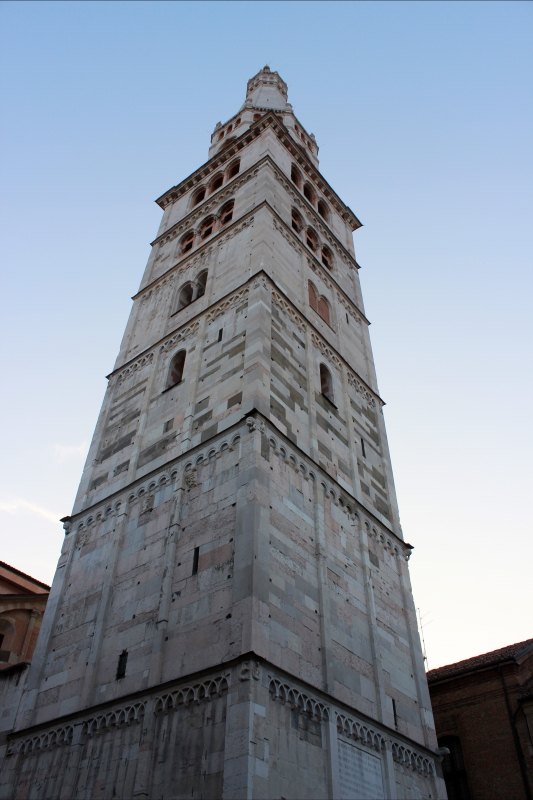 Veduta angolare della Torre Ghirlandina di Modena - BeaDominianni
