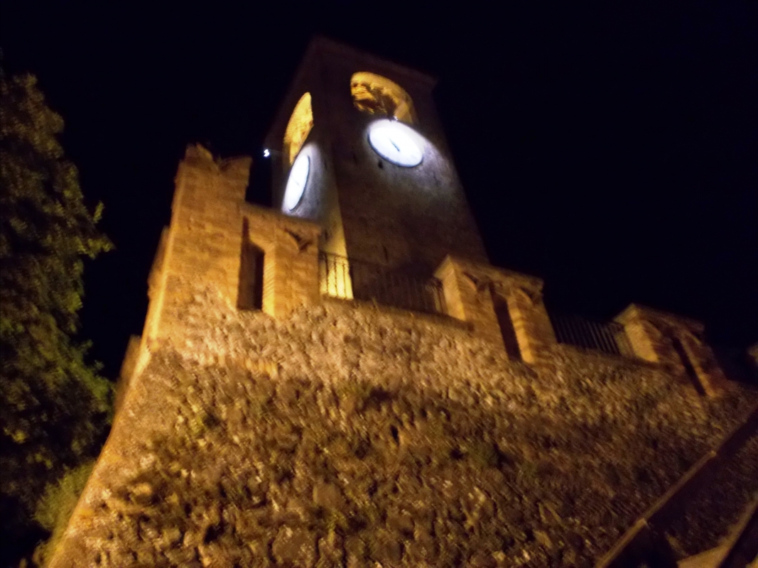 Veduta notturna della Torre dell'orologio - Baroxse