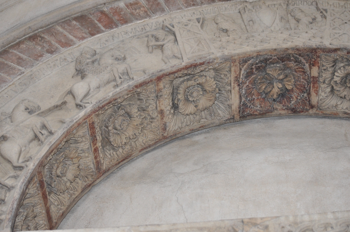 Duomo modena estero particolare porta posteriore con figura Artu - Manesti