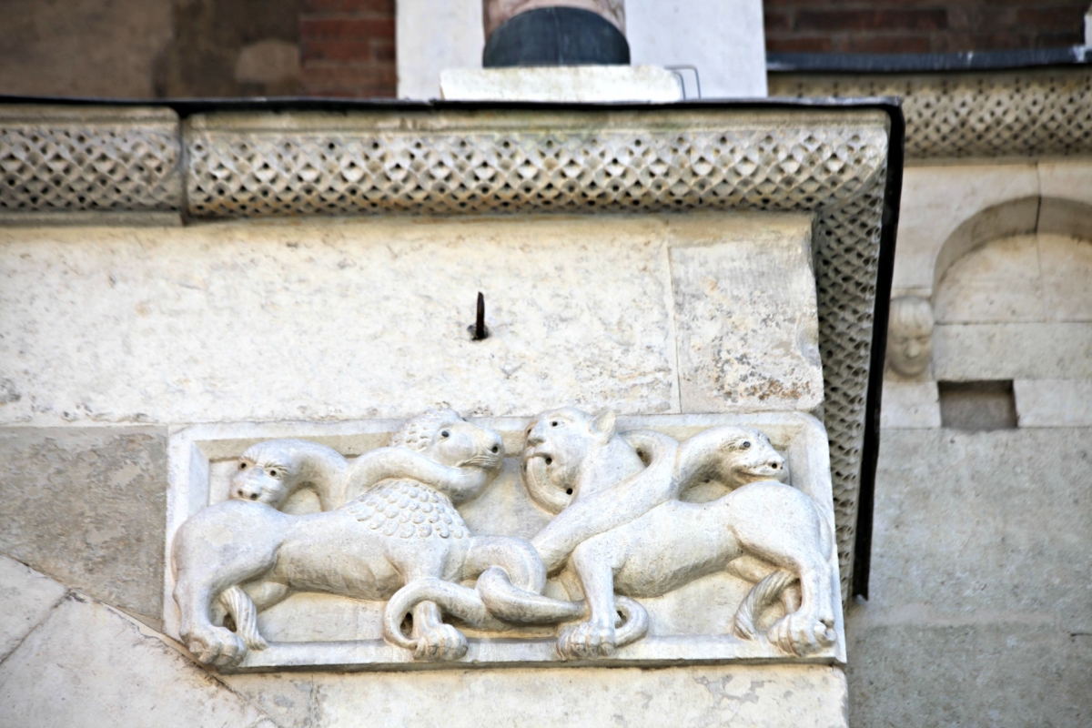 Dettaglio della facciata del duomo di Modena 1 - Mongolo1984
