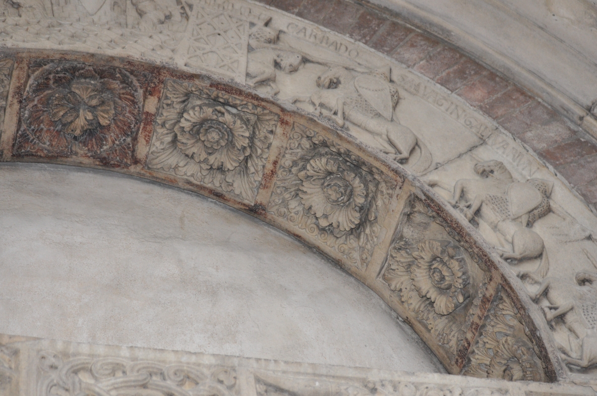Duomo modena estero particolare porta posteriore con figura Galvano - Manesti