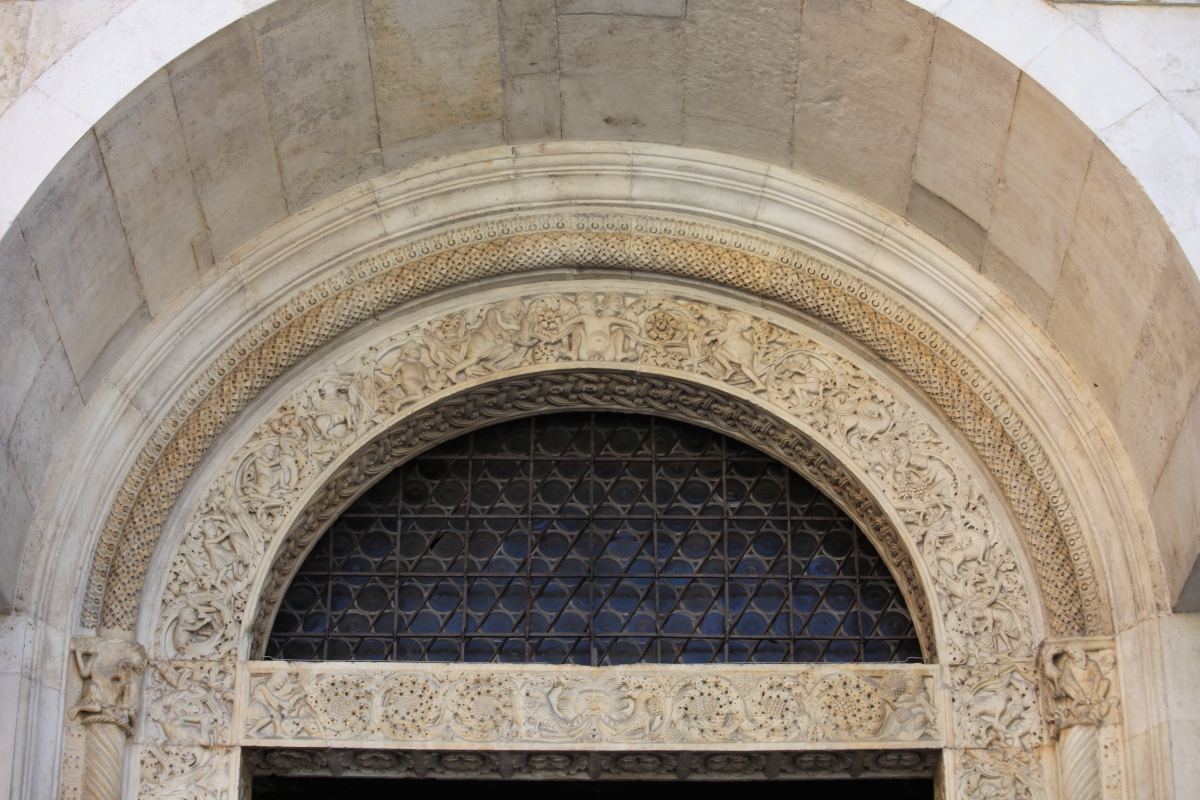 Dettaglio dell?architrave del portale della facciata del duomo di modena 2 - Mongolo1984