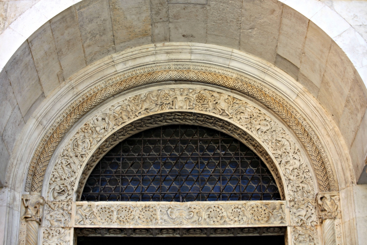 Dettaglio dell?architrave del portale della facciata del duomo di modena 1 - Mongolo1984