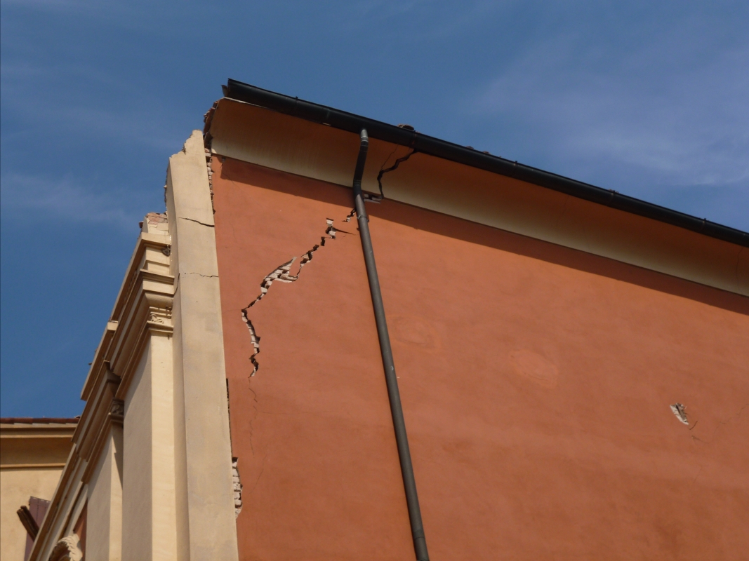 Parete laterale danno 2 terremoto 20-05-2012, Oratorio di Santa Croce - San Felice sul Panaro - Mimmo Ferrari