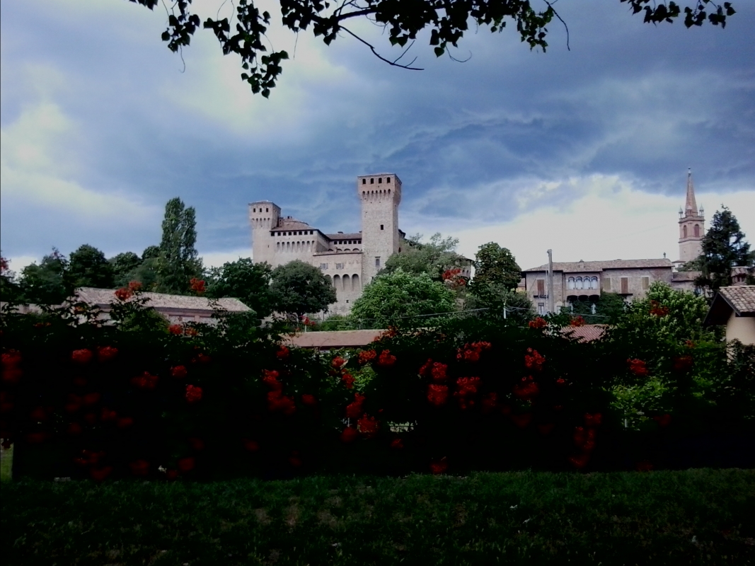 Rocca di vignola tra fiori e tempesta - Manuel.frassinetti