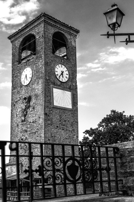 Torre dell'Orologio simbolo del borgo di Castelvetro di Modena - Loris.tagliazucchi