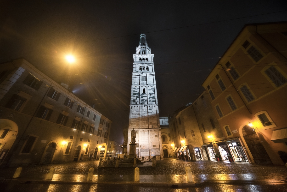 Modena Ghirlandina di notte - Lara zanarini