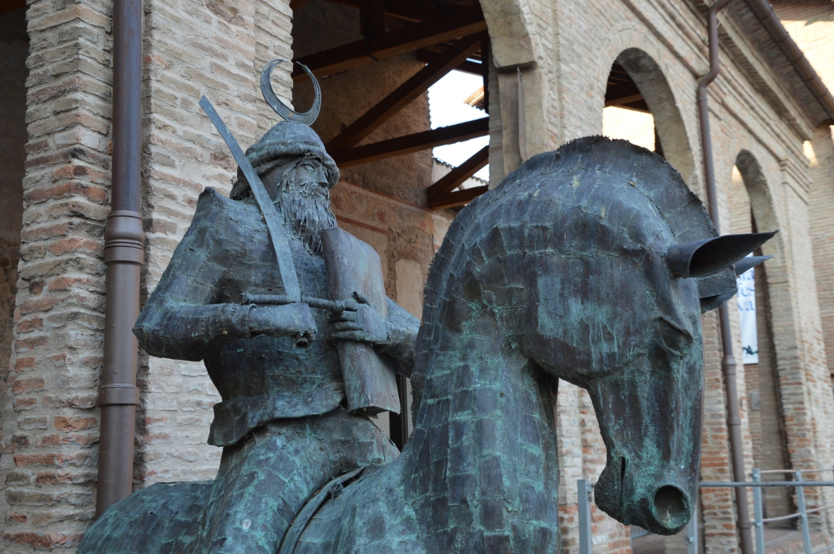 Cavalieri in piazza davanti alla rocca - Mauro Riccio