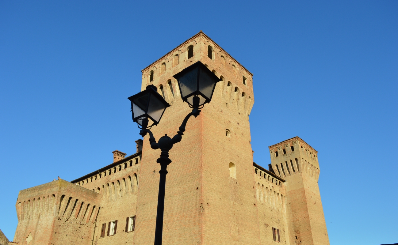 Castello di Vignola, veduta da Piazza dei Contrari - Cinzia Malaguti