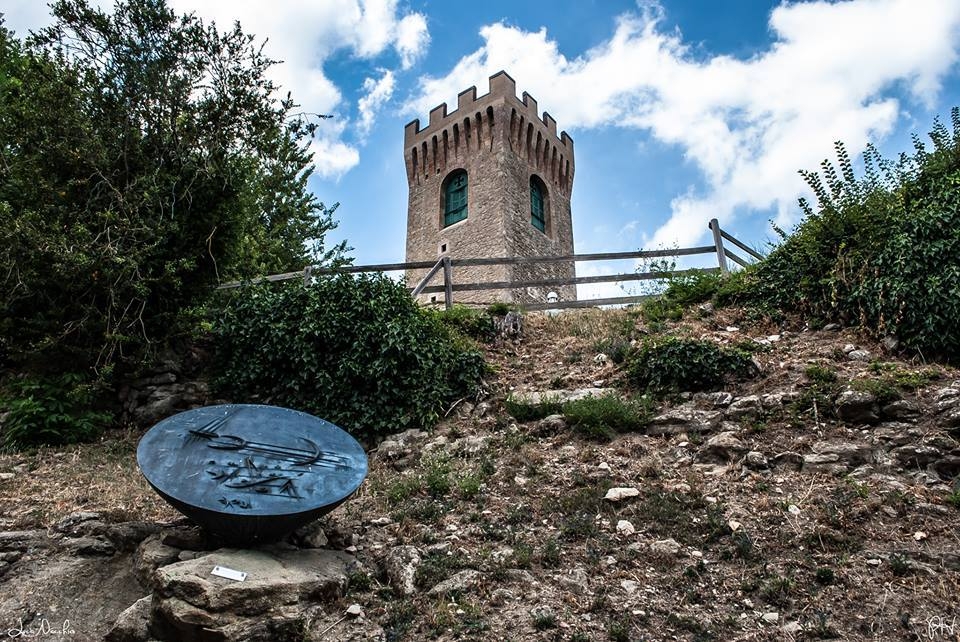 Il cielo azzurro sopra al Castello di Montecuccoli - Luca Nacchio