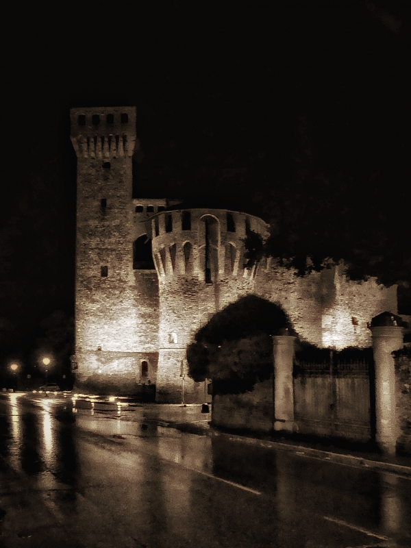 20170919000200-01-01-01Vignola la Rocchetta e la torre Nonantolana in una notte buia e tempestosa - Massimo F. Dondi
