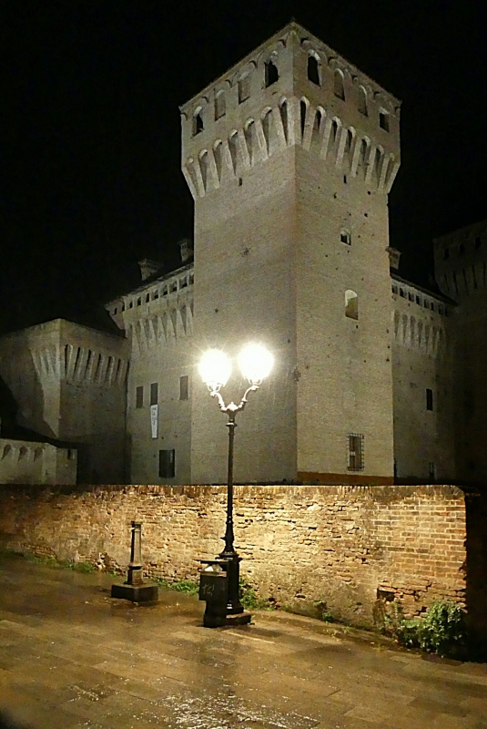 20170914225809-01 Piazza contrari con la torre del pennello in una notte buia e tempestosa - Massimo F. Dondi