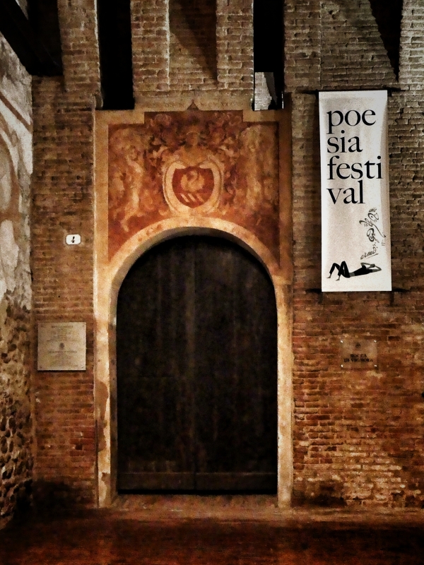 20170914225809-01 veduta notturna ingresso alla Rocca durante il festival della poesia - Massimo F. Dondi