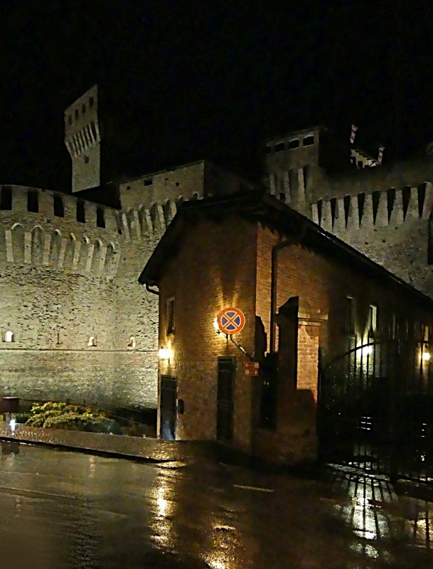20170914225809-01 veduta notturna della Rocchetta con il centro di documentazione fondazione Rocca di Vignola - Massimo F. Dondi