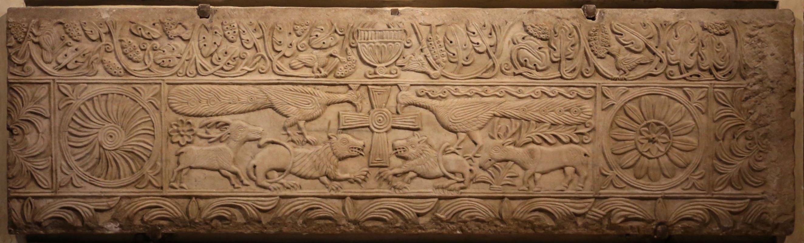 Lastra con la croce e animali affrontati, ix secolo 2 - Sailko