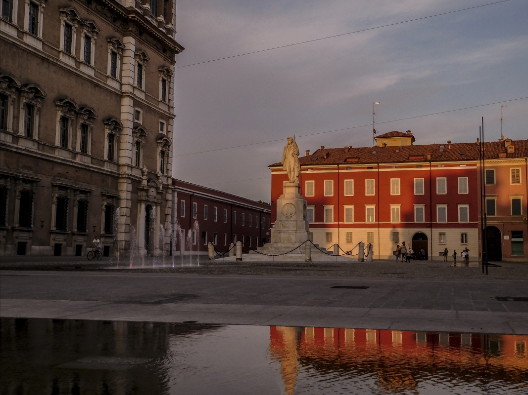 Il tramonto si specchia in piazza - Luca Nacchio