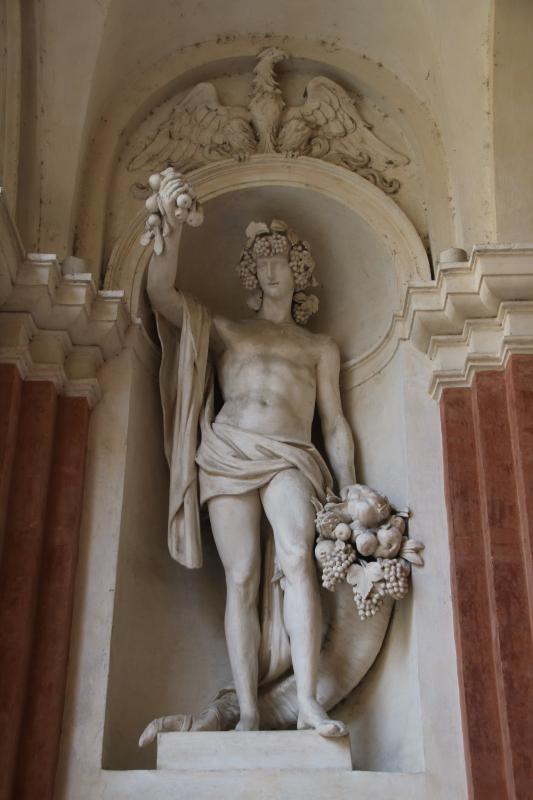 Palazzo Ducale (Sassuolo), statua del cortile 01 - Mongolo1984