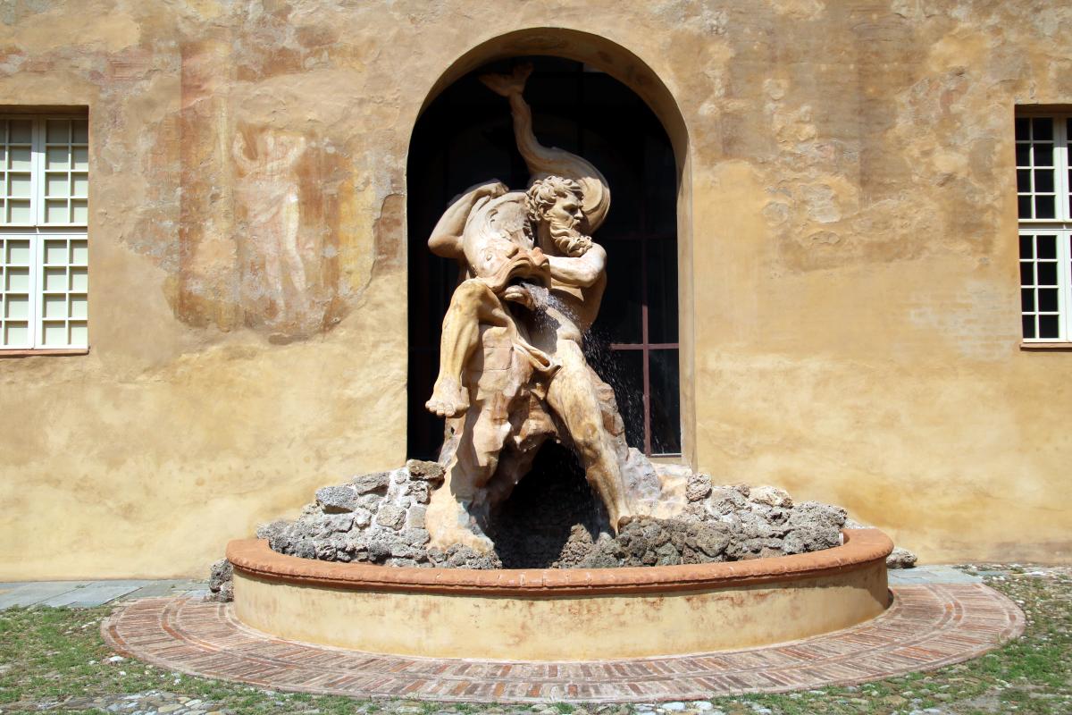 Fontana con Divinità marina con delfino (Cortile d'Onore, Palazzo Ducale, Sassuolo) 03 - Mongolo1984