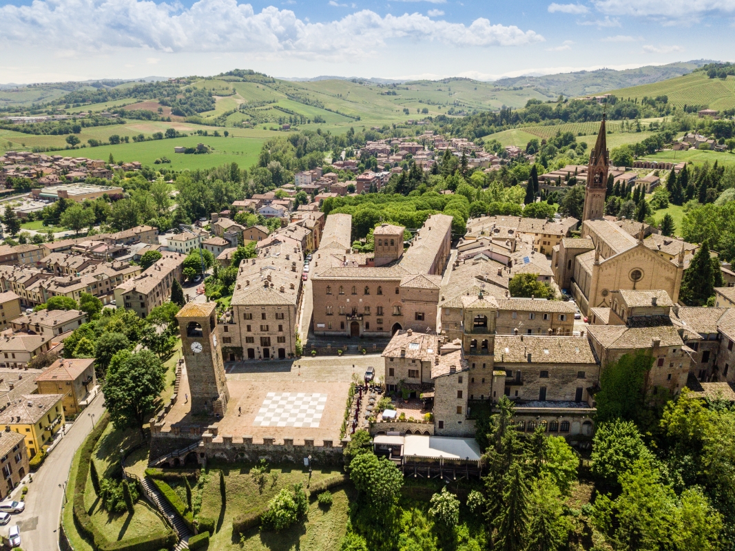 Castelvetro di Modena, vista aerea del borgo medievale - ENIT SpA