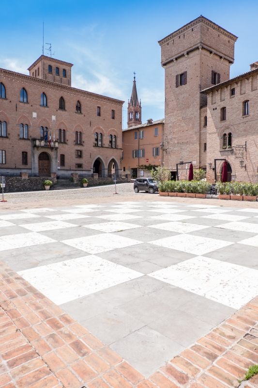 Castelvetro di Modena: Piazza Roma con la scacchiera e la Torre delle Prigioni - ENIT SpA