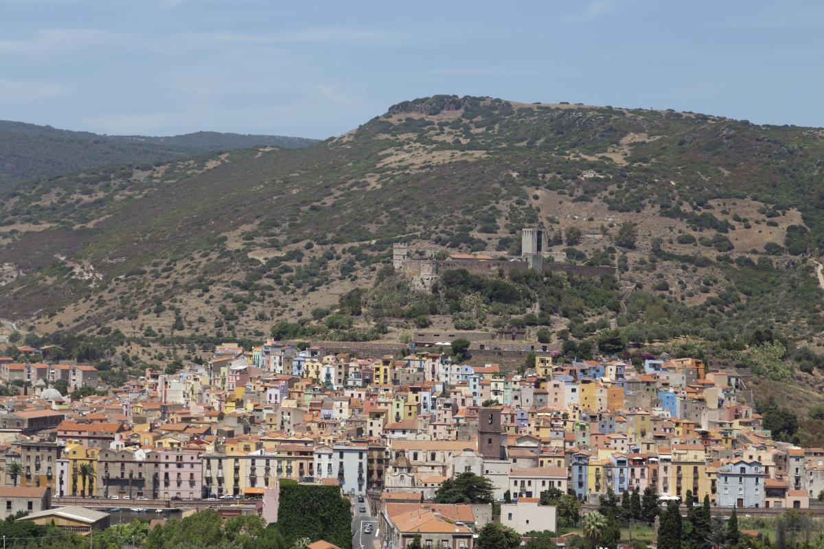 Panoramica del borgo di Bosa e del castello Malaspina - Simone Antonazzo / ENIT SpA