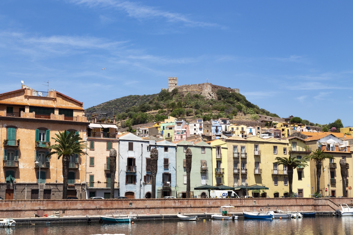 Lungofiume di Bosa e il castello Malaspina - Simone Antonazzo / ENIT SpA