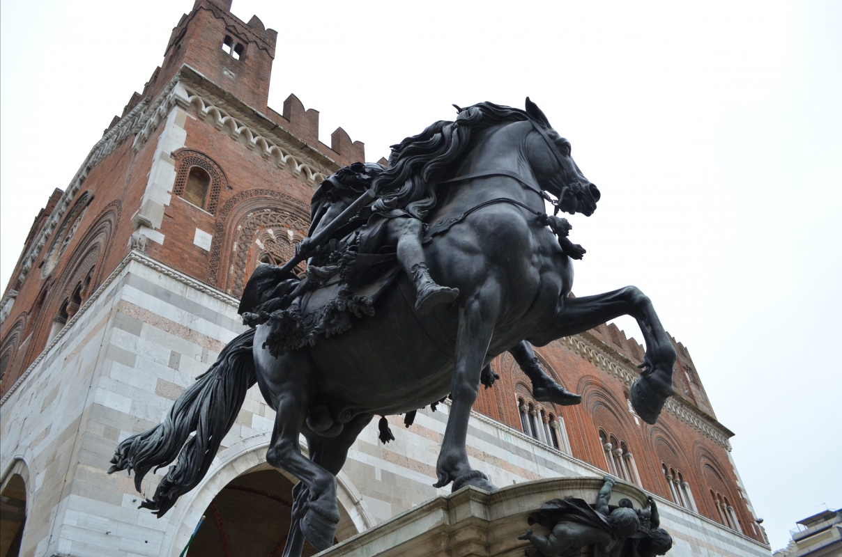 Statue equestri e palazzo Gotico - Wikyu