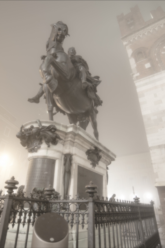 Statua equestre di Alessandro Farnese e la nebbia in centro a Piacenza - Matteo Bettini