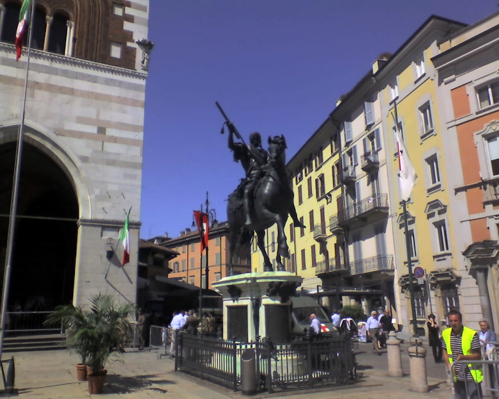 Statua equestre sul lato ovest della piazza - Manuel.frassinetti