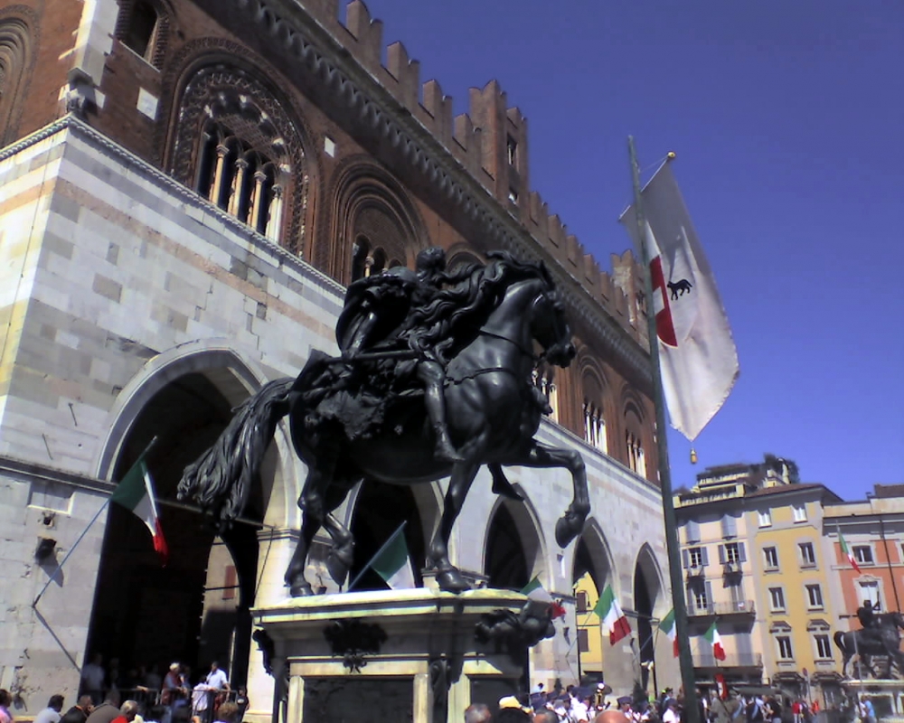Statua equestre sul lato est della piazza - Manuel.frassinetti