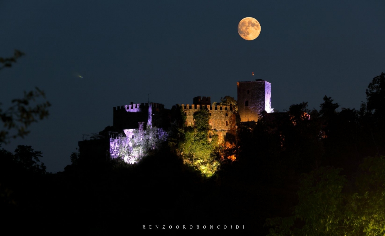 Veduta notturna del Castello da Valle di Gropparello - renzo Oroboncoidi
