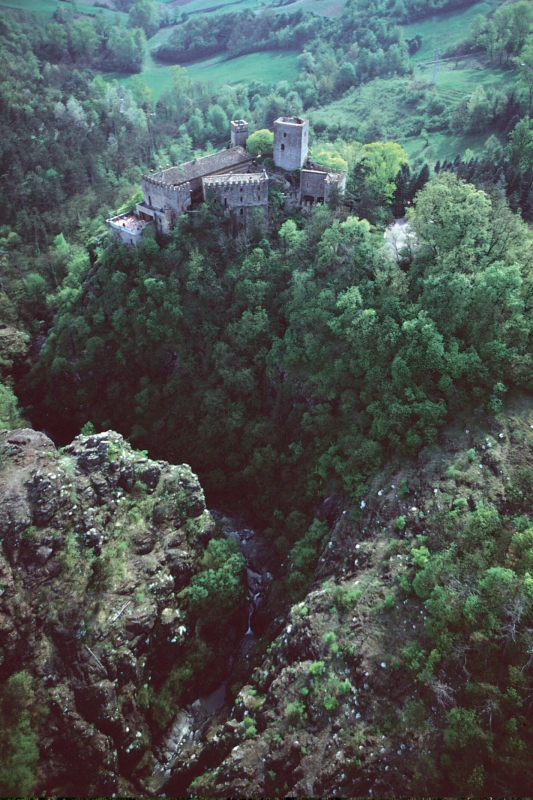 Panoramic view of the Castle of Gropparello and the Gole del Vezzeno - Associazione Castelli del Ducato di Parma e Piacenza