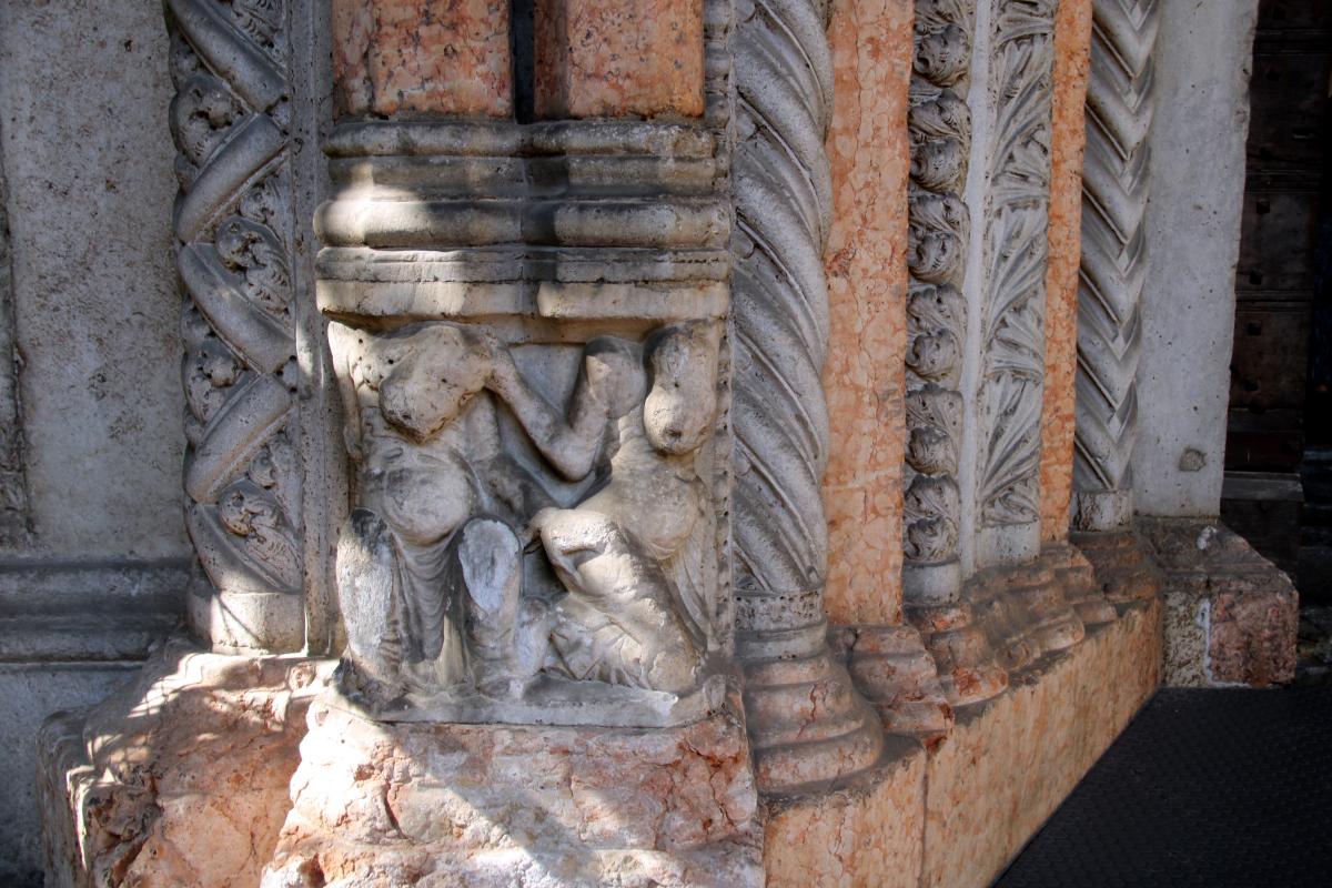 Basilica di Sant'Antonino (Piacenza), portale di marmo (1172) 01 - Mongolo1984